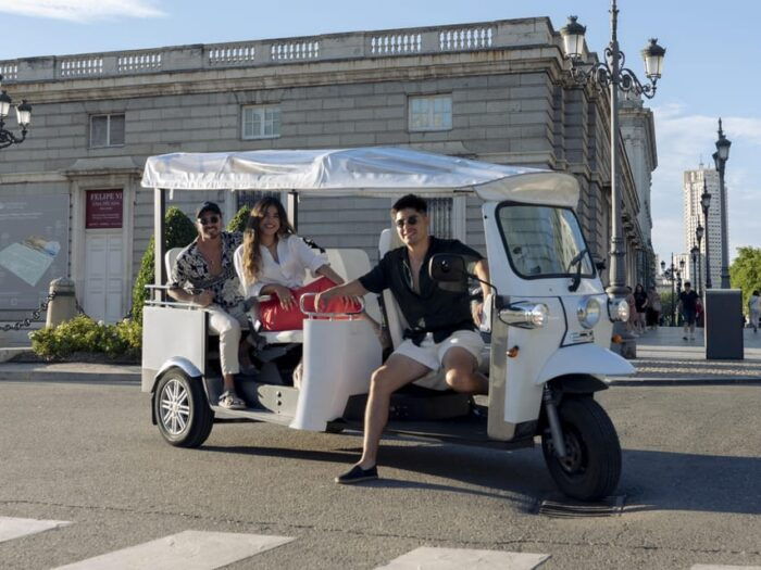 Madrid: Exclusive Panoramic Views in Tuk Tuk - Capture the Beauty of the Neptune Fountain