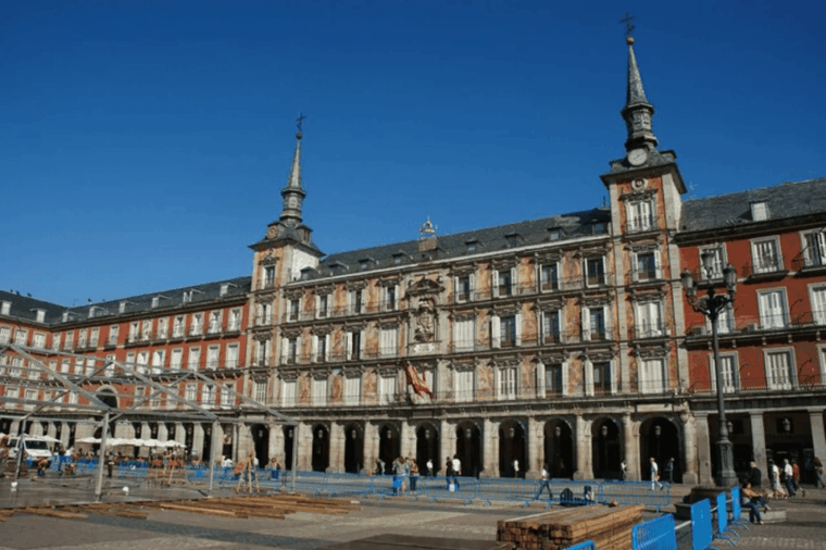 Madrid: Plaza Mayor Christmas Market & City Walking Tour - Experiencing the Plaza Mayor Christmas Market