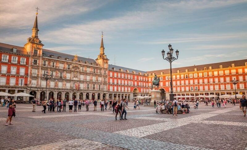 Madrid: Private 2-Hour City Highlights Tour With Local - Itinerary and Highlights