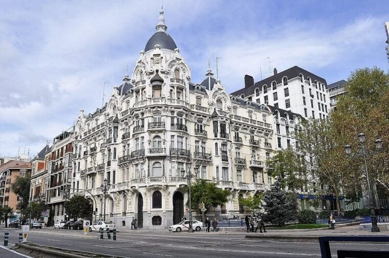 Madrid: Private Night Experience Tour With Local Guide - Features and Benefits