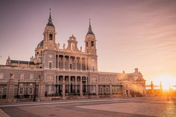 Madrid: Private Walking Tour & Photo Shoot - Optional Stop: Chocolatería San Ginés