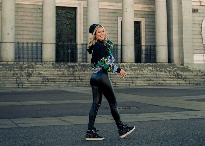 Madrid: Professional Photoshoot at the Royal Palace - Meeting Point