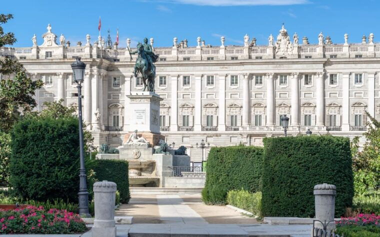 Madrid: Royal Palace and Royal Gardens. Guided Visit and Priority Access. - Historical Context and Architecture