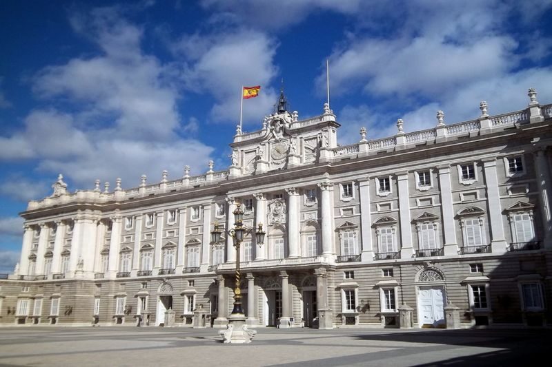 Madrid Royal Palace Guided Tour with Skip-the-line Access - Entering the palace and seeing the main rooms