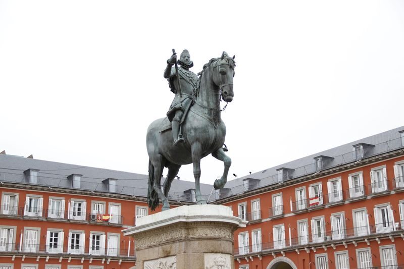 Madrid: Royal Palace Skip-the-Line Tour & Old Town Walking Tour - San Miguel market and the old squares