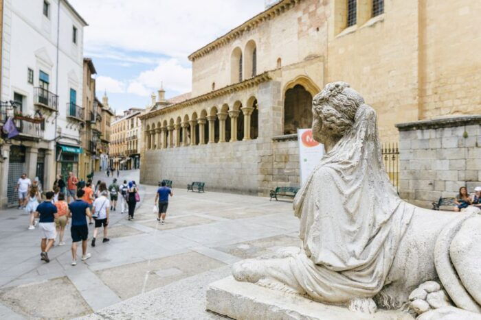 Madrid: Toledo & Segovia Full Day Guided Tour With Alcázar - Bilingual Tour Group Dynamics