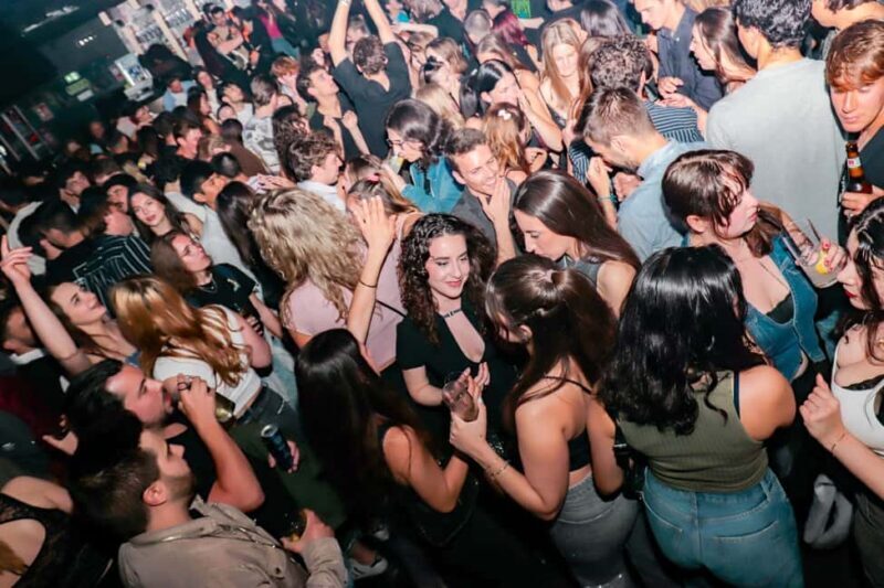 Madrid: Top Pub Crawl with Drinks and Free Nightclub Entry - Meeting Point and Initial Impressions