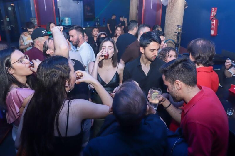 Madrid: Top Pub Crawl with Drinks and Free Nightclub Entry - Guides and Group Atmosphere