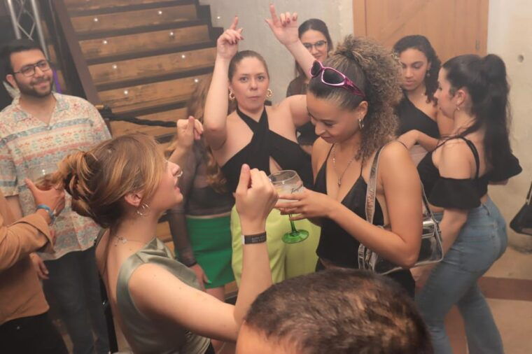 Madrid: Top Pub-Crawl With Drinks and Nightclub Entry - What to Expect From the Nightlife