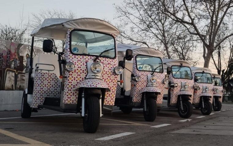 Madrid: Tuk Tuk Tour - the Historic Center (6 Seats Tuk Tuk) - Plaza De Cibeles and Gran via