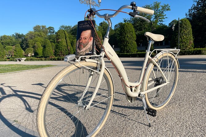 Madrid : Vintage Bikes Rentals With Old Map - Benefits of Vintage Bike Rentals