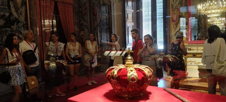Madrid: Visit to the Royal Palace & Walking Tour of the City - Discovering the Citys Iconic Landmarks