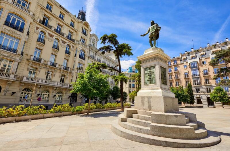 Madrid: Walking Tour of the Barrio De Las Letras and Madrid De Los Austrias - Discovering the Convent of the Barefoot Trinitarians