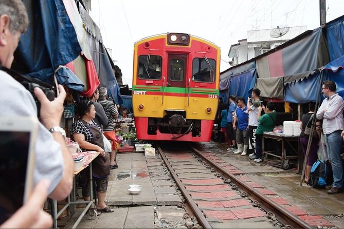 Maeklong Railway and Floating Markets With Great Pagoda Temple - Historical Significance of Maeklong Railway