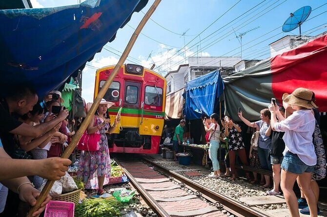 Maeklong Railway Market & Damnoen Saduak Market Paddle Boat Tour - Exploring the Itinerary in Detail  