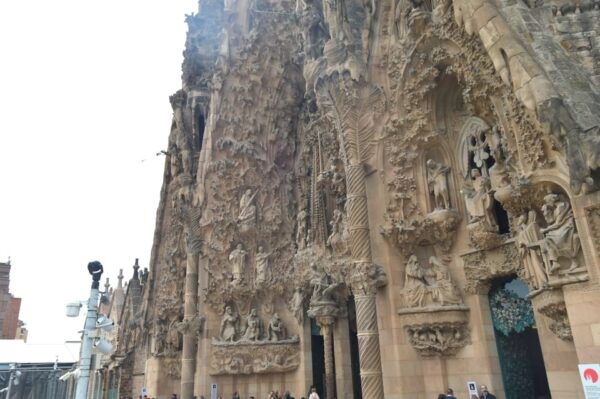 Magic Hour in Gaudis Sagrada Familia With Expert Guide - Small-Group Experience With Expert Guidance