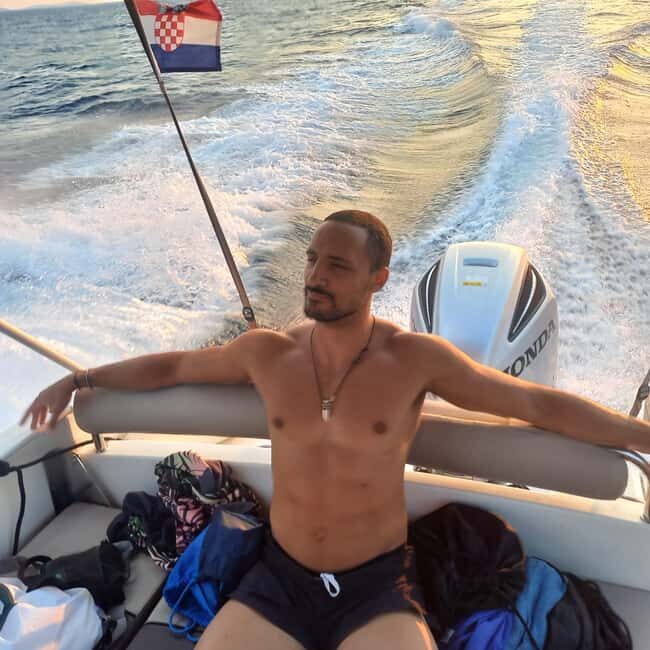 Magnific blue lagoon, speed boat water, wine&towels included - Good To Know