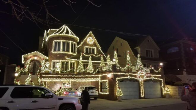 Magnificent Christmas Lights Tour of Dyker Heights Brooklyn - Exploring Dyker Heights