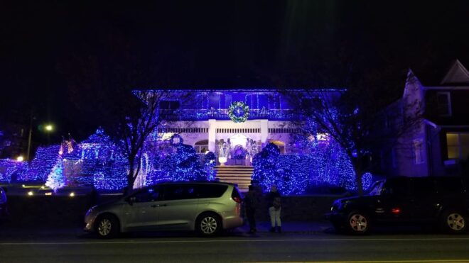Magnificent Christmas Lights Tour of Dyker Heights Brooklyn - DUMBO Photo Stop