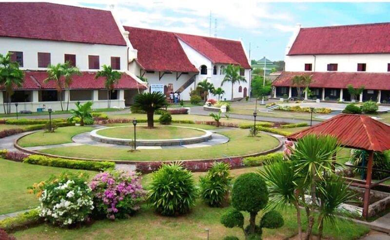 Makassar Heritage & Cultural Private Tour - Admiring the 99 Domes Mosque