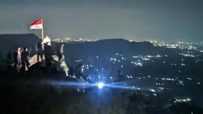 Makassar: Sunset Trek Bulusaukang  Mountain from the City - Reaching the Summit: Sunset and City Views