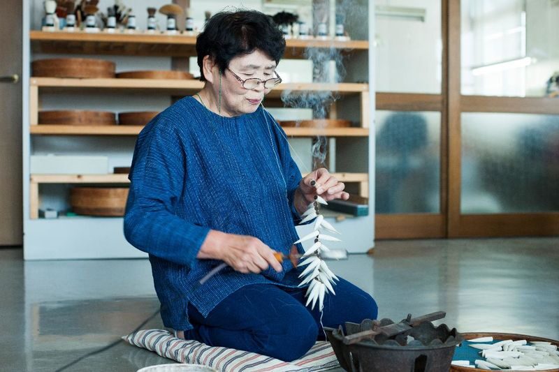 Make an Authentic Calligraphy Brush with a Traditional Craftswoman - Four steps from bristles to finished brush