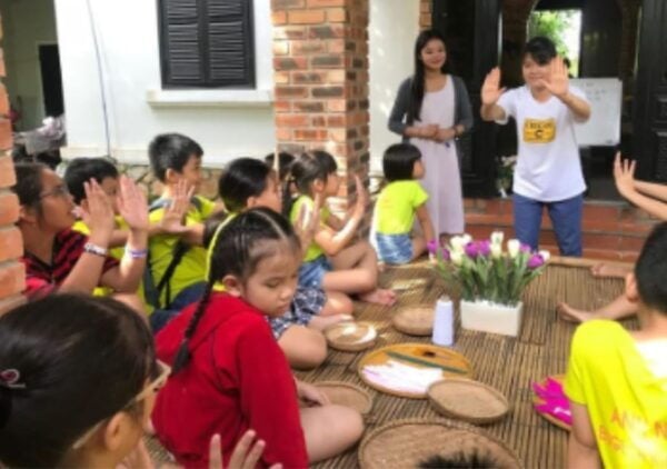 Making the Paper Flowers Experience in Hue - What to Expect During the Session