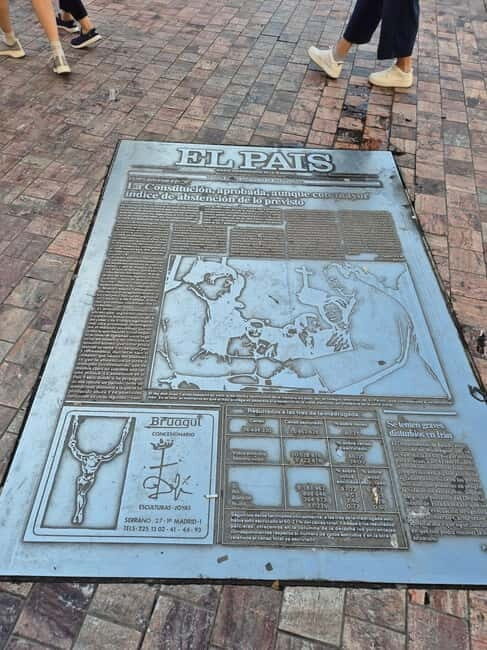 Málaga: Highlights Walking Tour with Drinks and Tapas - Authenticity and Local Insight