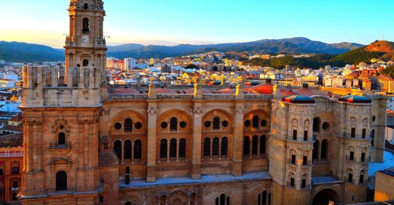 Malaga: Private History & Highlights Walking Tour - Uncovering the Iconic Sites