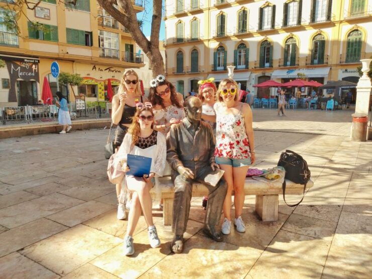 Malaga: Sightseeing Treasure Hunt & Private Paparazzi - Activity Details