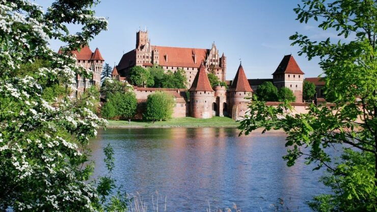 Malbork: Castle of the Teutonic Oder From Warsaw - Private - Key Points