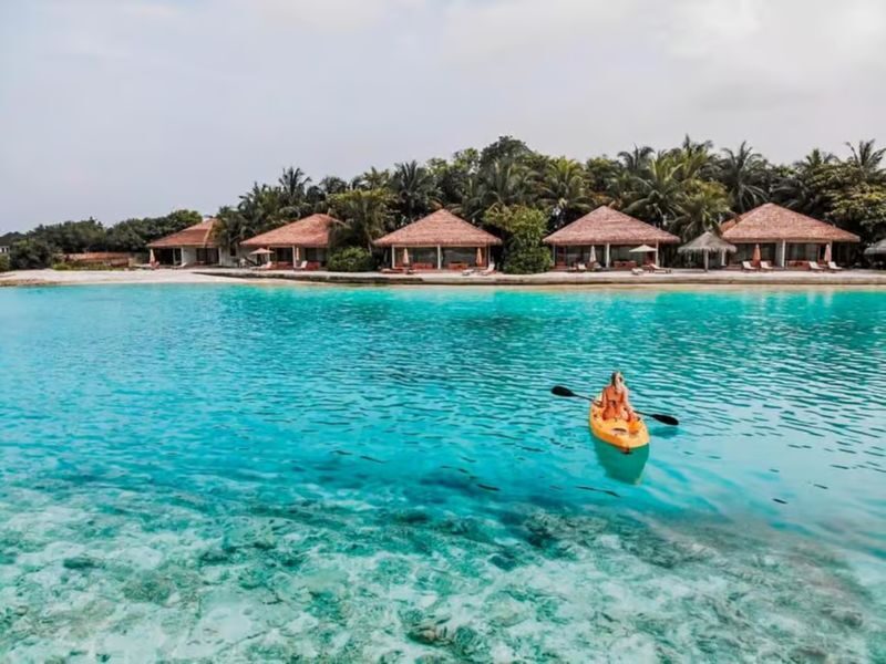 Male/Hulhumale: Cinnamon Dhonveli Day Pass with Lunch & Drinks - From airport road to island shore