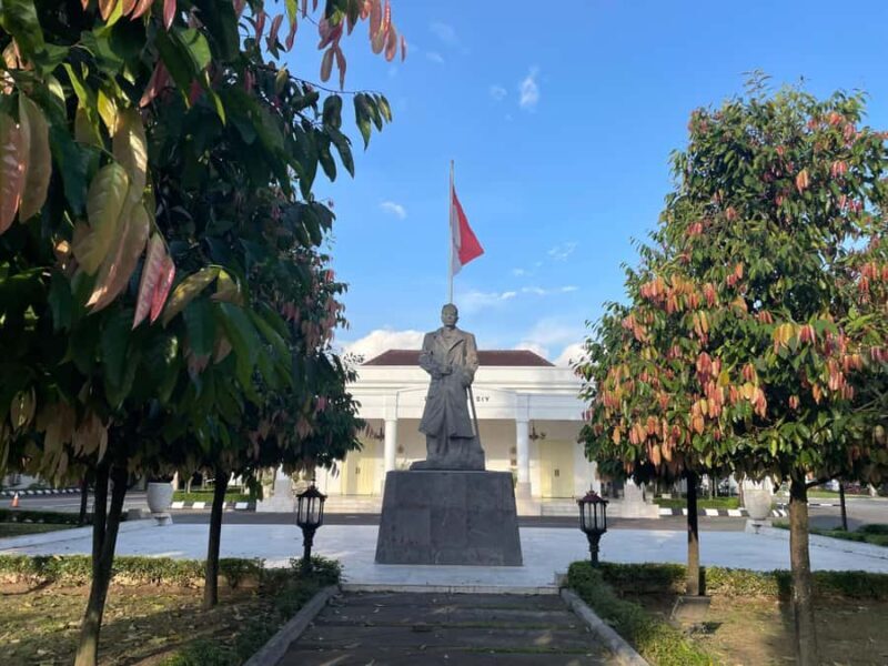 Malioboro Street Walking Tour with 5 local snacks tasting - Good To Know