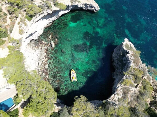 Mallorca: Caló Des Moro and Cala Marmols Boat Tour - Visiting the Natural Stone Arch