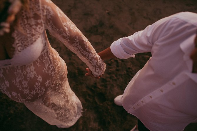 Mallorca: Maternity Photo Shoot - Outfit Changes and Floral Wreaths to Enhance Your Photos