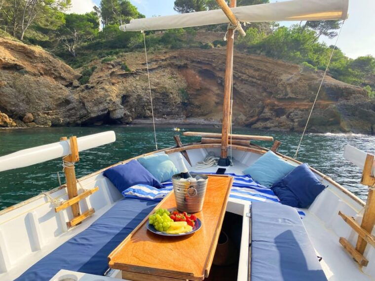 Mallorca: Private Boat Trip to Alcudia, Pollensa & Formentor - Boat and Amenities