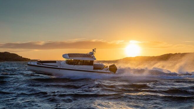 Mallorca: Sunset Cruise on Speed Boat - Amenities and Services Provided