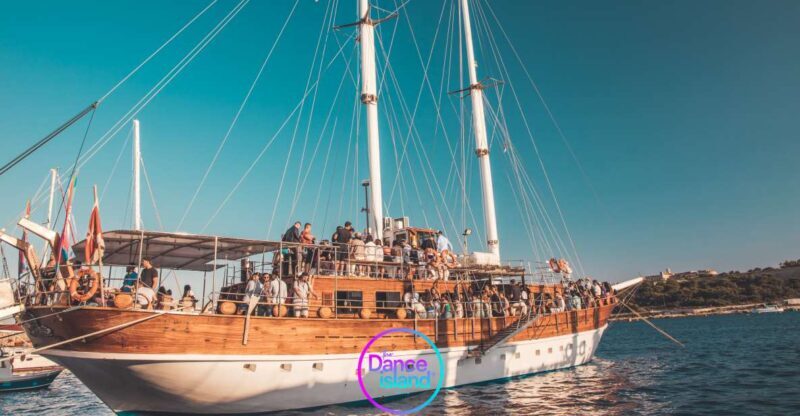 Malta: Sailboat Party with an Open Bar, Food, and Swimming - The Drinks, Food, and Atmosphere