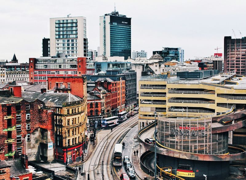 Manchester City Walk: 2-Hour Immersive Tour with Chinese Guide - Victoria Station, Chetham’s Library and the Cathedral