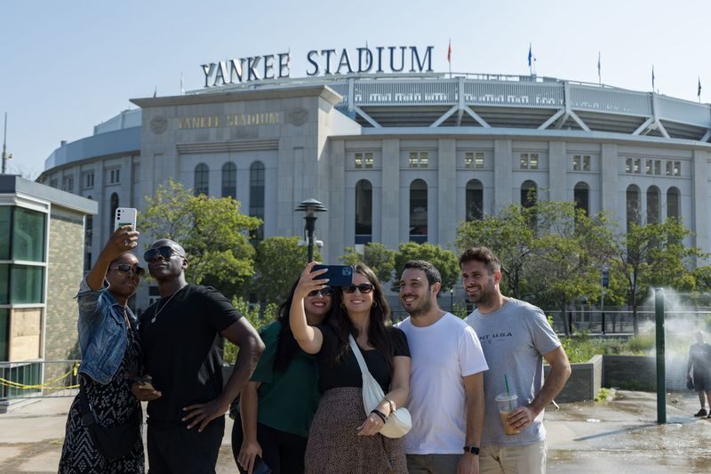 Manhattan, Bronx, Queens & Brooklyn Tour from New York - Williamsburg and the waterfront bring the route to Brooklyn