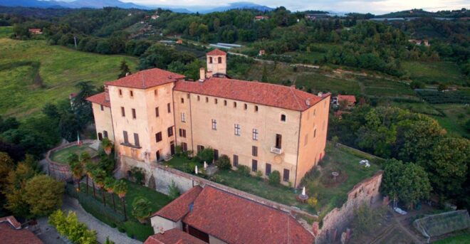 Manta: Manta Castle - Inclusions