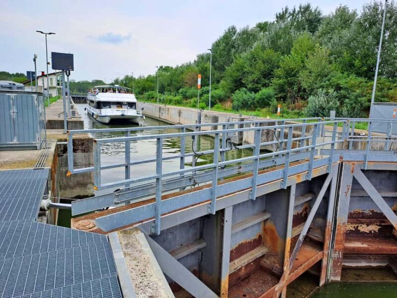 Mantua: Boat trip with a tour guide from the park to the port with the water lift - Who Should Consider This Tour?