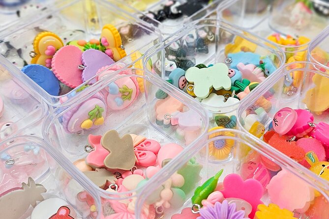 Manufacturing of Personalized Phone Clips or Bags in Paris - Customization Techniques Demonstrated