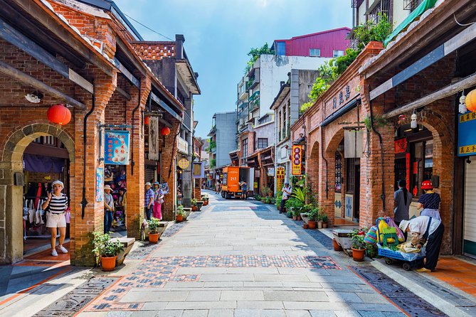 Maokong Tea & Shenkeng Stinky Tofu Private Day Tour With English-Speaking Guide - Tour Highlights