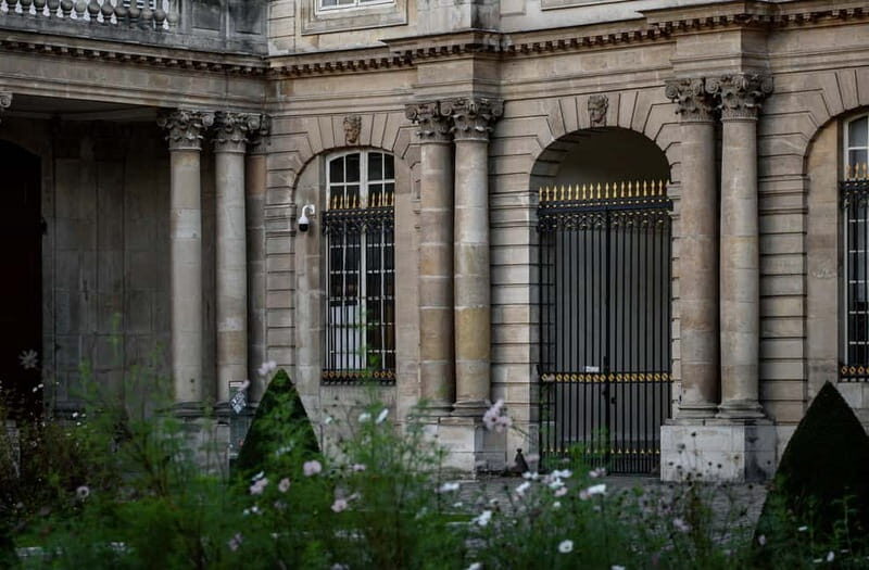 Marais: Intrigues of the French Kings Walking Tour - Architectural and Photographic Highlights