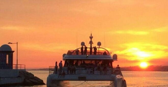 Marbella: Sunset Catamaran Trip - Onboard Entertainment and Amenities