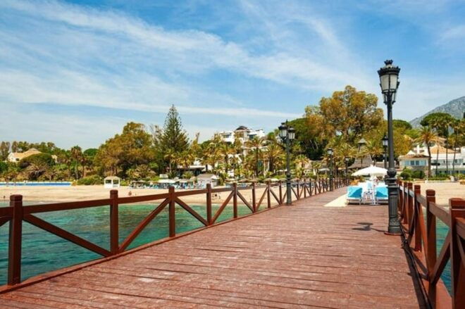 Marbella : Walking Custom Tour With a Local Guide - Explore Iconic Landmarks