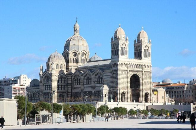 Marseille: Christmas Market Walking Tour - Market Stalls and Decorations