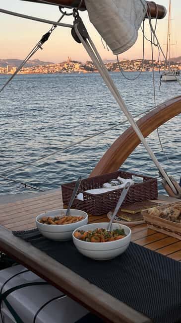 Marseille: Evening sailboat trip to the Calanques du Frioul with buffet and organic wine - Good To Know