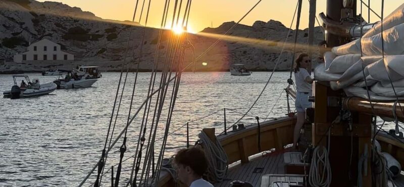 Marseille: Evening sailboat trip to the Calanques du Frioul with buffet and organic wine - FAQ